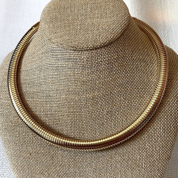 Jewelry - Goldtone necklace
